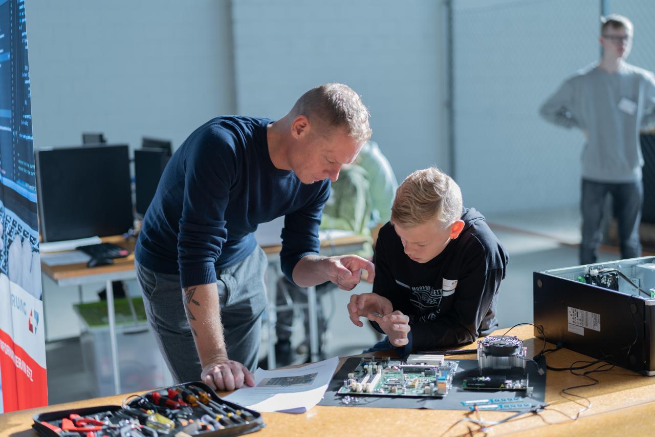 Vater mit Sohn am TalentsDay 2022