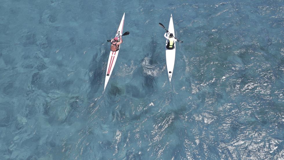 Zwei Personen in einem Kanu im Wasser